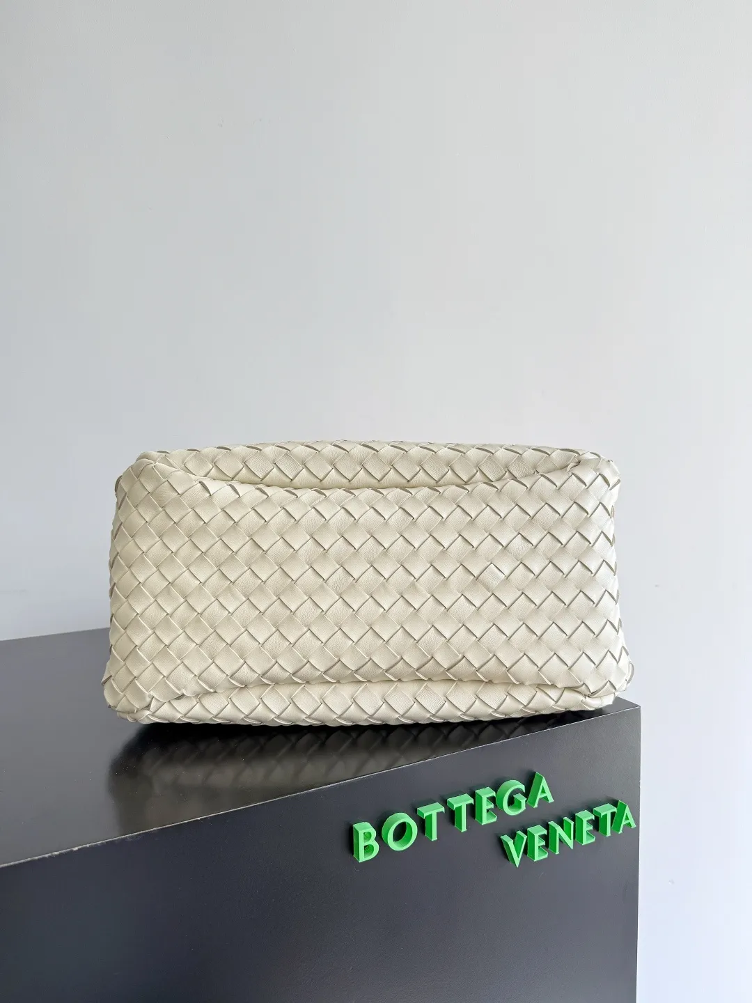 Batch 2760 new products are coming! BOTTEGA VENETA Bottega Veneta's 2025 new Campana shoulder bag is on the market~ First of all, I would like to praise the weight of this bag. As a not too small bag, it is very light for daily use. For people like me who need to carry a lot of belongings when going out, this advantage is great, and it greatly reduces the burden of traveling. 🛍️The shape is a bit like a combination of parachute and jodie. The blunt triangle shape is cute and honest. Carrying it on your back when going shopping is a good mood accelerator. The handles and body of the bag are both classic weaves. A tie is added to the original open design. If it is not tied up, the bag will look like a small vegetable basket when carried. Style number: 844250 Size: 39*24*18.5cm